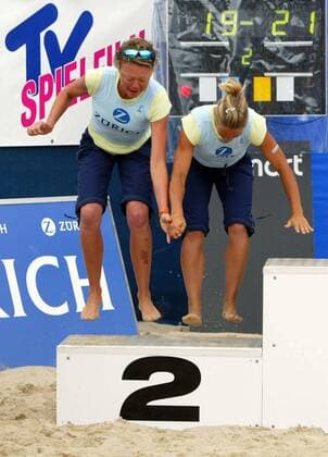Andrea Ahmann (TSV Schmiden, re.) und Jana Vollmer (TV Rottenburg beide Deutschland) zelebrieren ihren 2. Platz bei den Zürich Masters 2004 in Zinnowitz mit einem Podestsprung Beachvolleyball Damen Zürich Masters 2004, Beach, Vdig, Gruppe Zinnowitz Freude,