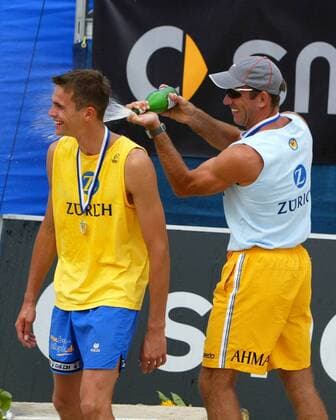 Eric Koreng (li. VC Markranstädt) bekommt von Jörg Ahmann (SV Fellbach beide Deutschland) eine Sektdusche Beachvolleyball Herren Zürich Masters 2004, Beach, Vdig Gruppe Zinnowitz Freude,