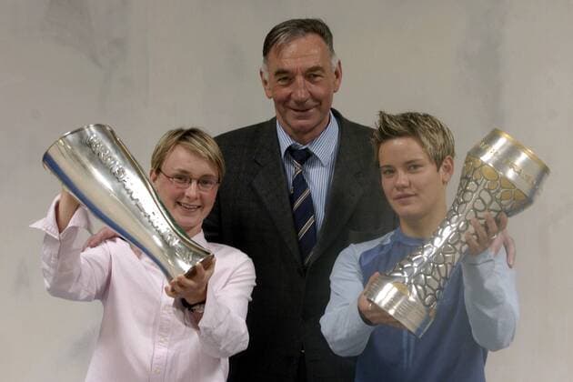 Trainer Bernd Schröder präsentiert mit seinen Schützlingen Conny Pohlers (li.) und Jennifer Czietz (alle Potsdam) die Trophäen als Deutscher Meister und DFB-Pokalsieger Fußball 1. BL Damen Saison 2003 2004, Frauen, Frauenfußball, FFC Turbine Potsdam, Vdig Gruppe Potsdam Freude,