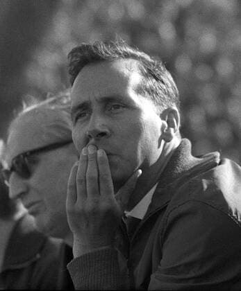 Trainer Martin Wilke (HSV) nachdenklich Fußball Herren DFB-Pokal 1963, Finale, Endspiel, Pokalfinale, Pokalendspiel, Hamburger SV, Hamburg Porträt Hannover Nachdenklichkeit,