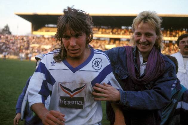 Michael Sternkopf (KSC) wird von den Fans gefeiert Fußball 1. BL Herren DEUTSCHSPRACHIGE SPORTZEITSCHRIFTEN UND -ZEITUNGEN NUR NACH RÜCKSPRACHE, Saison 1989 1990 Gruppe Karlsruhe Begeisterung, Freude,