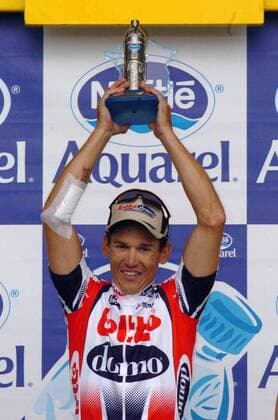 Etappensieger Robbie McEwen (Australien Lotto Domo) präsentiert seine Trophäe Radsport Herren Tour de France 2004, Straßenradsport, Straße, Rad Einzelbild 9. Etappe: Saint-Leonard-de-Noublat - Gueret Freude,  