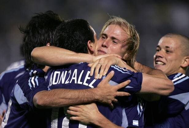 Torjubel Argentinien: Torschütze Luciano Figueroa (Mitte), Kily Gonzalez (li.) und Andres d Allessandro - VERÖFFENTLICHUNGSRECHTE NUR FÜR DEUTSCHE MEDIEN Fußball Länderspiel Herren Copa America 2004, Amerika, Länderspiel, Südamerika-Meisterschaft, Gruppe B, Südamerikameisterschaft Gruppe Piura Begeisterung, Freude,