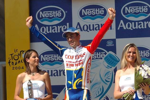 Etappensieger David Moncoutie (Frankreich Cofidis) jubelt auf dem Podium Radsport Herren Tour de France 2004, Straßenradsport, Straße, Rad, Vdig Gruppe 11. Etappe Saint-Flour - Figeac Freude,  