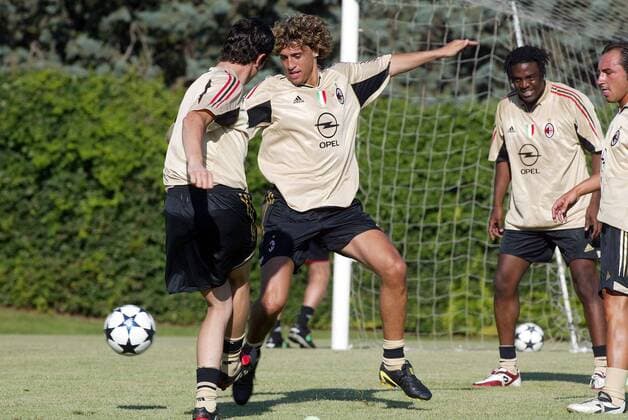 Hernan Crespo (2.v.li., Milan) beim Training mit seinen neuen Kollegen Fußball Herren Serie A 2004 2005, 1. Italienische Liga, AC Mailand, Gruppe Mailand Dynamik,
