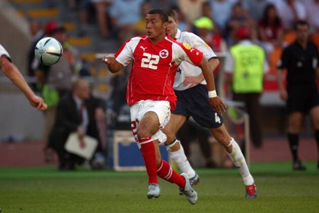 Johan Vonlanthen (Schweiz) am Ball - VERÖFFENTLICHUNGSRECHTE NUR FÜR DEUTSCHE MEDIEN Fußball EM Herren Euro 2004, Europameisterschaft, Nationalmannschaft, Nationalteam, Länderspiel, Gruppe B Gruppe Coimbra