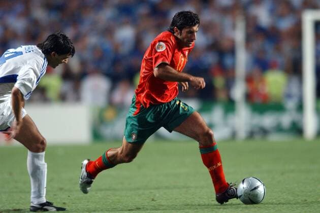 Fußball, EM Finale 2004 in Lissabon, Portugal - Griechenland 0:1 Luis Figo (re., Portugal) läßt Panagiotis Fyssas (Griechenland) stehen Fußball EM Herren Euro 2004, Europameisterschaft, Länderspiel, Nationalmannschaft, Nationalteam, Finale, Endspiel Gruppe Lissabon Dynamik,