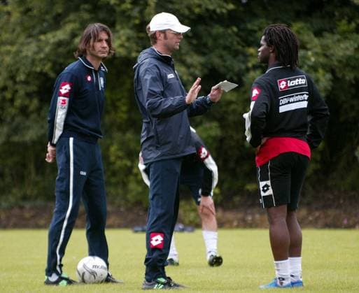 Trainer Jürgen Klopp (Mitte, Mainz) im Gespräch mit Testspieler Daniel Jules Wansi (re.), daneben Co-Trainer Zeljko Buvac (Mainz) Fußball 1. BL Herren Saisonvorbereitung 2004 2005, FSV Mainz 05, Vorbereitung, Trainingslager, Training Gruppe Herzlake