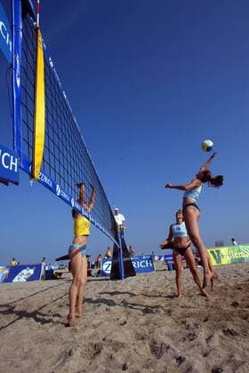 Beachvolleyball-Event unter strahlend blauem Himmel: Antje Röder (Deutschland, re.) gibt beim Schmetterschlag alles Beachvolleyball Damen Zürich Masters 2004, blau Totale Burg auf Fehmarn