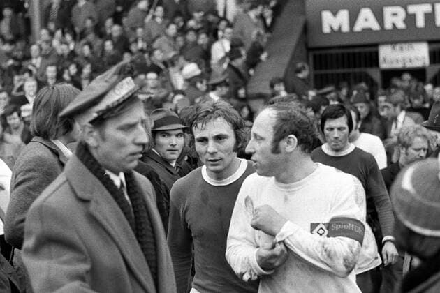 Uwe Seeler (re., HSV) und Reinhard Libuda (Schalke) führen ihre Teams auf den Platz Fußball 1. BL Herren Saison 1971 1972, FC Schalke 04 - Hamburger SV 3:0, Hamburg Gruppe Gelsenkirchen