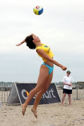 Katrin Holtwick (USC Münster Deutschland) - Aufschlag Beachvolleyball Damen Zürich Masters 2004, Beach Einzelbild Burg auf Fehmarn Dynamik,