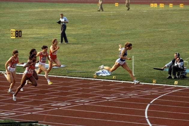 Heike Drechsler (re., DDR) und Evelyn Ashford (vorn li., USA) kommen zeitgleich in 10,91 ins Ziel Leichtathletik Damen Goodwill Games 1986, Meeting, Leichtathletikmeeting, Sportfest, Leichtathletiksportfest, Vdia Gruppe Moskau Dynamik,