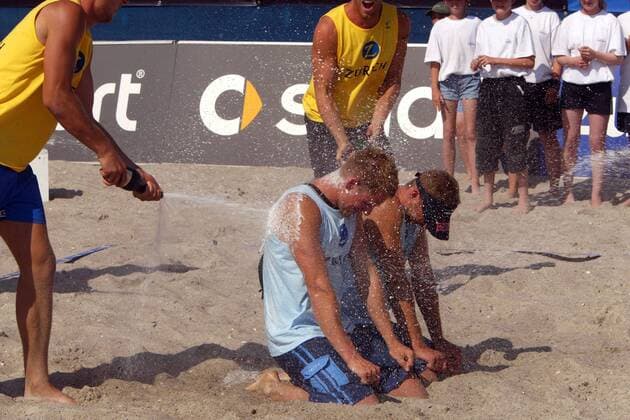 Die Sieger Kay Matysik (re.) und Thomas Kröger (beide Deutschland) bekommen eine Sektdusche Beachvolleyball Herren Zürich Masters 2004, Beach Gruppe Burg auf Fehmarn Unterwerfung Begeisterung, Freude,