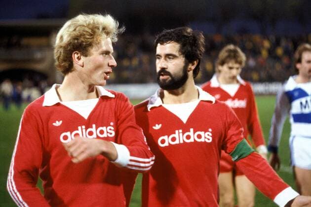 Karl-Heinz Rummenigge (li.) und Gerd Müller (beide Bayern) diskutieren nach Spielende Fußball 1. BL Herren Saison 1977 1978, FC Bayern München Gruppe Duisburg