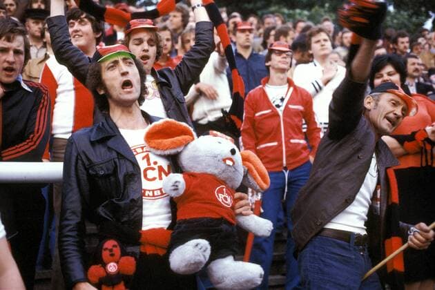 Nürnberger Fan mit Stoffmaus und enger Lederjacke schreit sich die Seele aus dem Leib Fußball 2. BL Herren Saison 1977 1978, Süd, 1. FC Nürnberg, Aufstiegsspiel Totale Essen