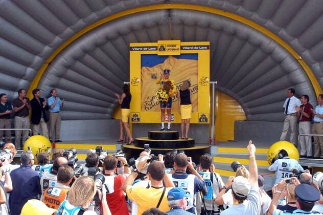 Lance Armstrong (USA US Postal Service) präsentiert sich den Fotografen im gelben Trikot Radsport Herren Tour de France 2004, Straßenradsport, Straße, Rad, Vdig Totale 15. Etappe Valreas - Villard-de-Lans  