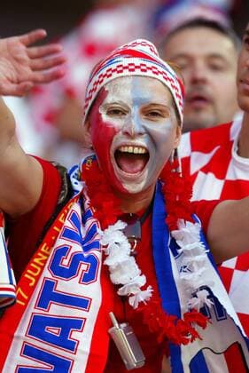 Weiblicher kroatischer Fan mit Gesichtsbemalung - VERÖFFENTLICHUNGSRECHTE NUR FÜR DEUTSCHE MEDIEN Fußball EM Herren Euro 2004, Europameisterschaft, Länderspiel, Nationalmannschaft, Nationalteam, Gruppe B Porträt Leiria Freude, Begeisterung