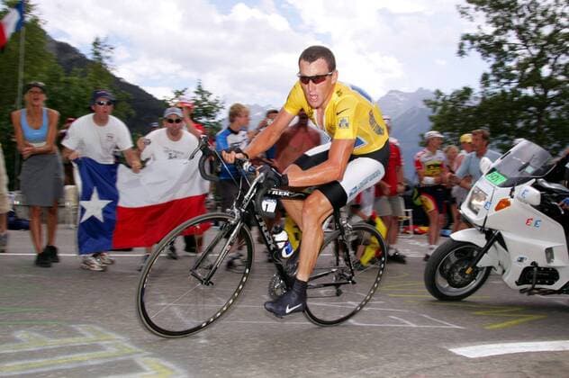 Lance Armstrong (USA US Postal Service) Radsport Herren Tour de France 2004, Straßenradsport, Straße, Rad, Zeitfahren, Bergzeitfahren, Einzelzeitfahren Einzelbild pan6673, LAlp Dhuez 16. Etappe: Bourg de Oisans - L Alp d Huez,  