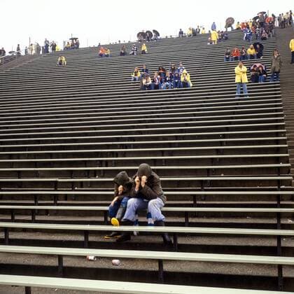 Bonjour tristesse: spärlich besuchte Tribüne im Parkstadion - Schuld ist nicht nur das nasskalte Wetter, sondern auch die durch den Bundesligaskandal hervorgerufene Vertrauenskrise Fußball 1. BL Herren Saison 1977 1978, FC Schalke 04 Totale Historie, Fußballhistorie, Bundesligahistorie Gelsenkirchen Leere,