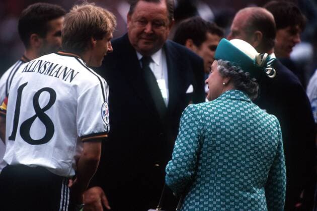Europameister Jürgen Klinsmann (Deutschland, li.) im Gespräch mit Queen Elizabeth II. und UEFA Präsident Johansson (Schweden) Fußball EM Herren Europameisterschaft 1996, Länderspiel, Finale, Endspiel, Nationalmannschaft, Nationalteam Gruppe London