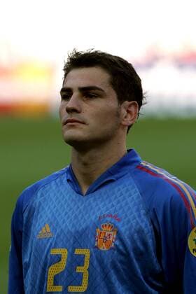 Torwart Iker Casillas (Spanien) während der Nationalhymne Fußball EM Herren Euro 2004, Europameisterschaft, Länderspiel, Nationalmannschaft, Nationalteam, Gruppe A Porträt Lissabon