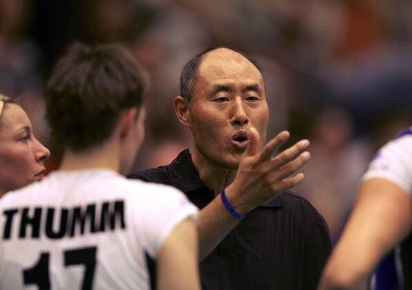 Bundestrainer Hee Wan Lee (Deutschland) gibt während einer Auszeit Anweisungen Volleyball Länderspiel Damen World Grand Prix 2004, Länderspiel, Nationalmannschaft, Nationalteam, Nationaltrikot Einzelbild Rostock