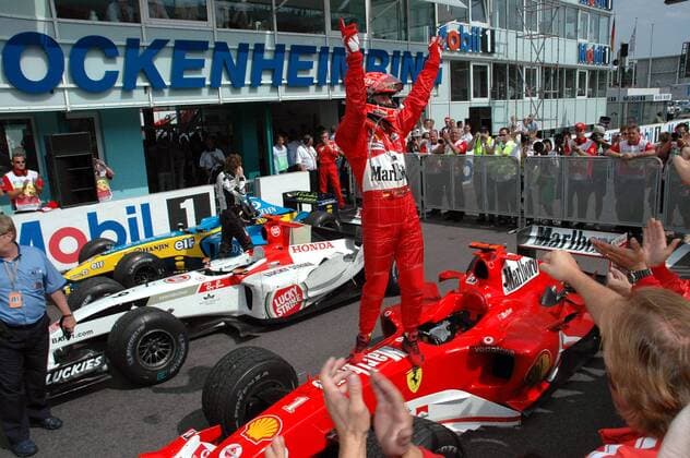 Michael Schumacher (Deutschland Ferrari) feiert im parc ferme seinen Sieg beim GP von Deutschland 2004 Motorsport Grand Prix Herren Großer Preis von Deutschland 2004, Formel 1 Weltmeisterschaft, F1, F, GP, WM Totale Hockenheimring Hockenheim Freude,