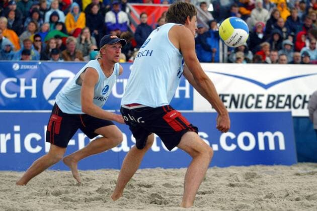 Arvid Kinder (re.) mit einem Zuspiel auf Leonard Waligora (beide Deutschland) Beachvolleyball Herren Zürich Masters 2004, Beach, Finale, Endspiel Gruppe St. Peter Ording Dynamik,