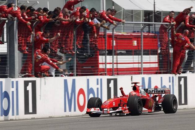 Sieger Michael Schumacher (Deutschland Ferrari) fährt jubelnd an seinem Team vorbei Motorsport Grand Prix Herren Großer Preis von Deutschland 2004, Formel 1 Weltmeisterschaft, F1, F, GP, WM Totale Hockenheimring Hockenheim Freude, Begeisterung,