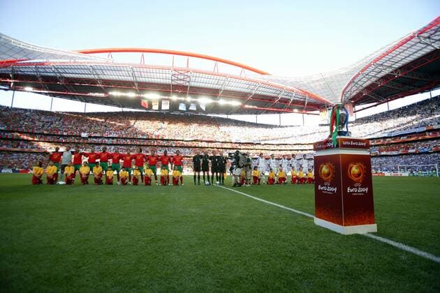 Fußball, EM Finale 2004 in Lissabon, Portugal - Griechenland 0:1 Estadio da Luz - Die Mannschaften von Portugal (li.) und Griechenland nehmen vor dem Finale der Europameisterschaft Aufstellung - NOT RELEASED FOR JAPAN Fußball EM Herren Euro 2004, Europameisterschaft, Länderspiel, Nationalmannschaft, Nationalteam, Finale, Endspiel Totale Estadio da Luz Lissabon