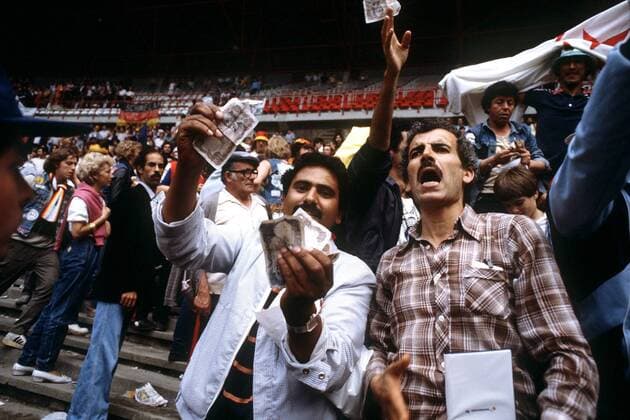 Aufgebrachte Algerische Fans winken mit Geldscheinen und protestieren gegen das Skandalspiel BR Deutschland - Österreich Fußball WM Herren Weltmeisterschaft 1982, Gruppenspiel, Gruppe 2, Nationalmannschaft, Nationalteam, BRD Gruppe Historie, Fußballhistorie Gijon, Weltmeisterschaftshistorie