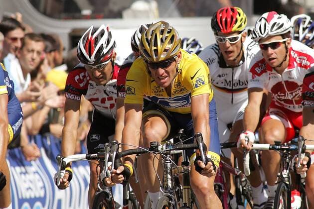 Lance Armstrong (USA US Postal Service, vorn) vor dem Gesamtdritte Ivan Basso (Italien CSC, li.) und dem Gesamtzweiten Andreas Klöden (Deutschland T Mobile, 2. v. re.) Radsport Herren Tour de France 2004, Straßenradsport, Straße, Rad Gruppe 20. Etappe: Montereau Fault Yonne - Paris