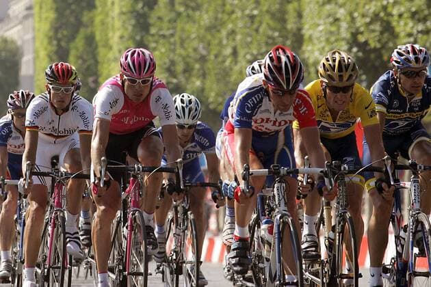 Lance Armstrong (USA US Postal Service, 2. v. re.) neben u.a. Jan Ullrich (2. v. li.) und Andreas Klöden (beide Deutschland beide T Mobile) Radsport Herren Tour de France 2004, Straßenradsport, Straße, Rad Gruppe 20. Etappe: Montereau Fault Yonne - Paris
