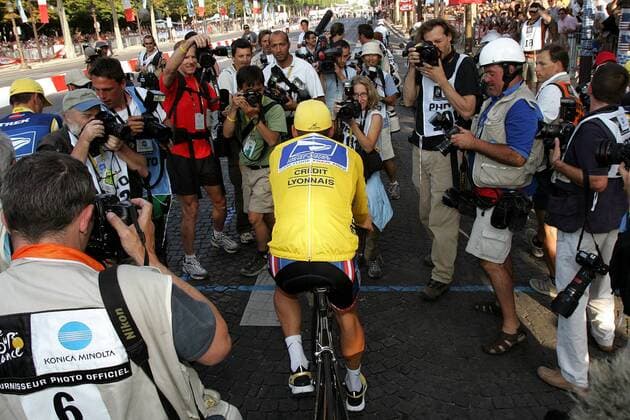 Toursieger Lance Armstrong (USA US Postal Service) läßt sich auf den Champs Elysees von einer Schar Fotografen ablichten Radsport Herren Tour de France 2004, Straßenradsport, Straße, Rad, Gesamtsieg, Gesamtsieger Totale Elysee, Sieg, Sieger, Toursieg, Toursieger 20. Etappe Montereau Fault Yonne - Paris
