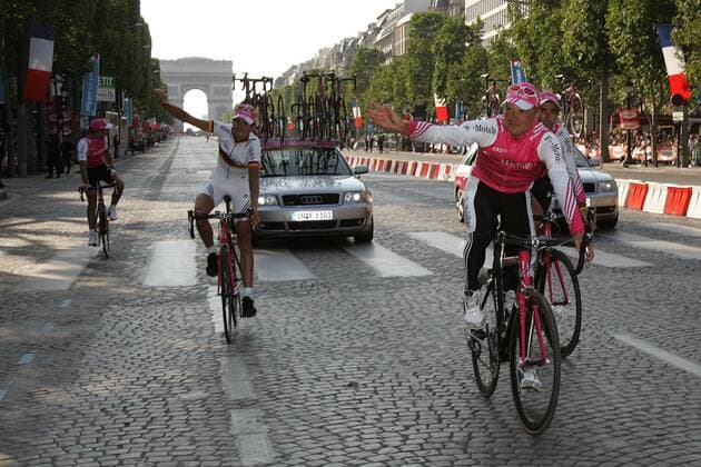 Die Sieger der Mannschaftswertung Jan Ullrich (re.) und Andreas Klöden (beide Deutschland beide T Mobile) auf den Champs Elysees Radsport Herren Tour de France 2004, Straßenradsport, Straße, Rad Gruppe Elysee 20. Etappe Montereau Fault Yonne - Paris Freude,