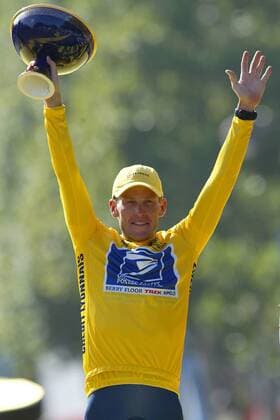 Toursieger Lance Armstrong (USA US Postal Service) präsentiert seine Trophäe - Mit dem 6. Toursieg stellt er einen neuen Rekord aus Radsport Herren Tour de France 2004, Straßenradsport, Straße, Rad, Gesamtsieg, Gesamtsieger, Toursieg Einzelbild Rekordsieg, Rekordsieger 20. Etappe Montereau Fault Yonne - Paris Freude, Begeisterung,