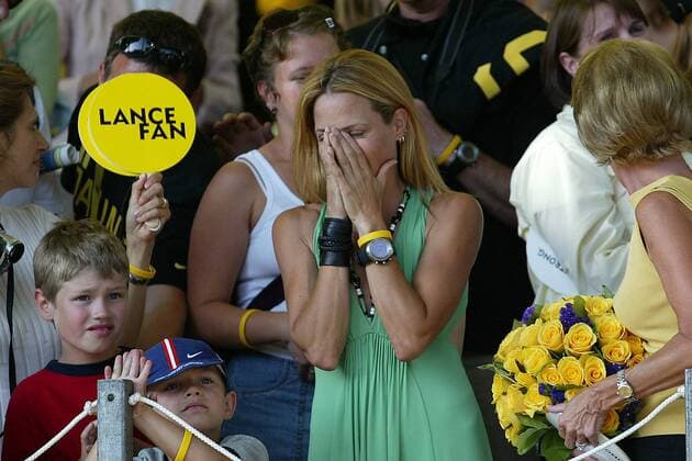 Sängerin Sheryl Crow (USA) ist zu Tränen gerührt, ihr Freund Lance Armstrong (USA US Postal Service) hat soeben die Tour de France gewonnen Radsport Herren Tour de France 2004, Straßenradsport, Straße, Rad, Freudentränen, Rührung, Emotionen Gruppe Toursieg, Toursieger 20. Etappe Montereau Fault Yonne - Paris Glück Freude,
