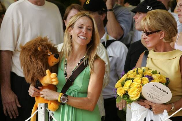 Sängerin Sheryl Crow (USA, li.) hat gut lachen, ihr Freund Lance Armstrong (USA US Postal Service) hat soeben die Tour de France gewonnen, re. Armstrongs Mutter Linda Radsport Herren Tour de France 2004, Straßenradsport, Straße, Rad Gruppe 20. Etappe Montereau Fault Yonne - Paris