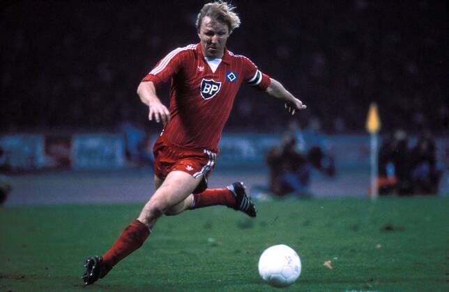 Horst Hrubesch (HSV) am Ball Fußball 1. BL Herren Saison 1981 1982, Hamburger SV Einzelbild Aufnahmedatum geschätzt Hamburg Dynamik,