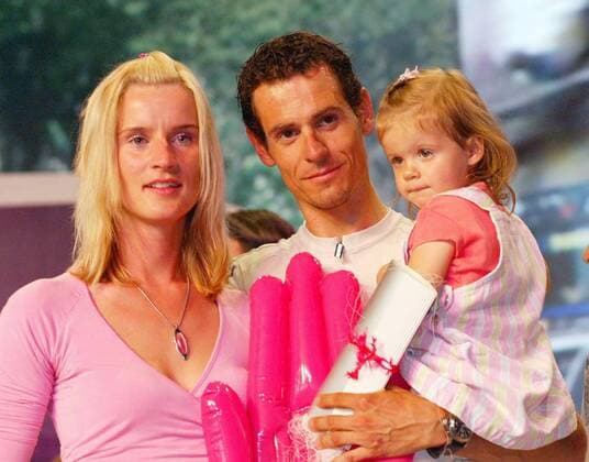 Andreas Klöden (T Mobile Deutschland) mit Freundin Bettina und Tochter Felicitas während des Empfangs nach der Tour de France 2004 Fußball Herren Empfang T Mobile Team 2004, Pressetermin, Straßenradsport, Straße, Rad Gruppe Familie, Kinder Bonn