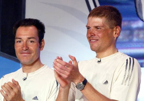 Erik Zabel (li.) und Jan Ullrich (beide T Mobile Deutschland) während des Empfangs nach der Tour de France 2004 Fußball Herren Empfang T Mobile Team 2004, Pressetermin, Straßenradsport, Straße, Rad Gruppe Bonn