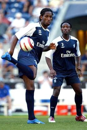 Didier Drogba (li.) nimmt den Ball mit der Hacke an, Celestine Babayaro (beide Chelsea) schaut staunend zu Fußball Herren Saisonvorbereitung 2004 2005, English Premier League, 1. Englische Liga, Chelsea FC London, Training Gruppe pan6692 London  