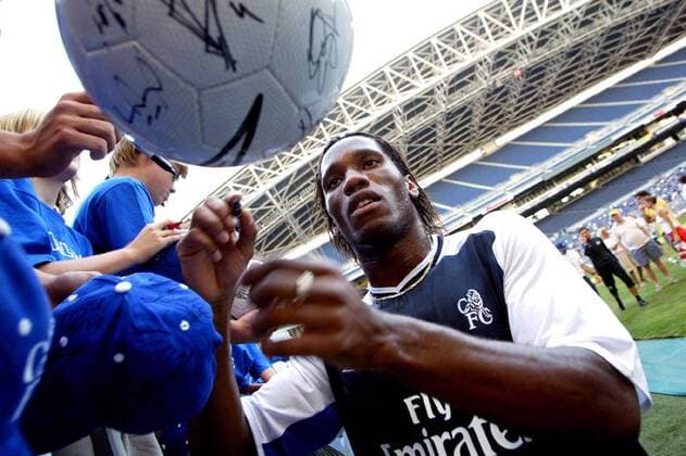 Didier Drogba (Chelsea, re.) verteilt bei seiner Ankunft Autogramme Fußball Herren Saisonvorbereitung 2004 2005, English Premier League, 1. Englische Liga, Chelsea FC London, Training Einzelbild pan6692 London  