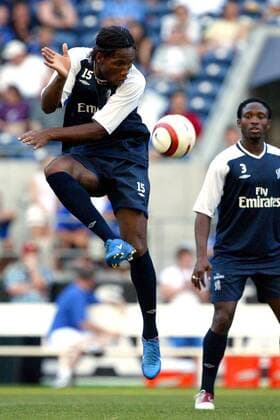 Didier Drogba mit gekonnter Ballannahme; re. Babayaro (beide Chelsea) Fußball Herren Saisonvorbereitung 2004 2005, English Premier League, 1. Englische Liga, Chelsea FC London, Training Gruppe pan6692 London Dynamik,  