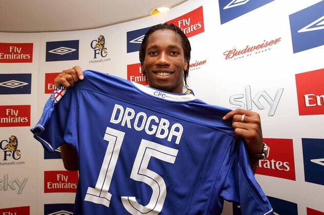 Neuzugang Didier Drogba (Chelsea) präsentiert gut gelaunt sein neues Trikot Fußball Herren Saisonvorbereitung 2004 2005, English Premier League, 1. Englische Liga, Chelsea FC London, Einzelbild pan6692 London  
