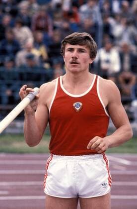Sergej Bubka (Sowjetunion) konzentriert Leichtathletik Herren Olympischer Tag 1984, Meeting, Leichtathletikmeeting, Sportfest, Leichtathletiksportfest, Vdia Einzelbild Berlin Konzentration,