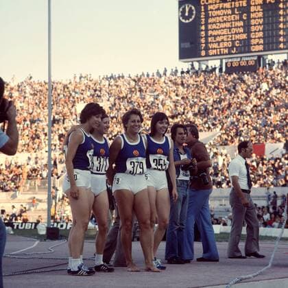 Die 4x100m-Staffel mit (v.li.) Christina Heinich, Doris Maletzki, Renate Stecher und Bärbel Eckert-Wöckel (alle DDR) nach ihrem Sieg Leichtathletik EM Damen Europameisterschaft 1974, 4x100m, 4 x 100 m, 100m, Meter, Staffel, Staffellauf, Mfdia Gruppe Rom Freude,
