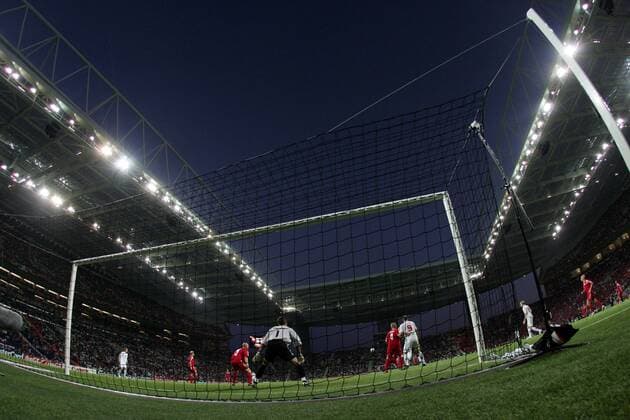 Flutlichtatmosphäre im Estadio do Dragao während der Viertelfinalbegegnung Tschechien - Dänemark Fußball EM Herren Euro 2004, Europameisterschaft, Länderspiel, Nationalmannschaft, Nationalteam, Viertelfinale, Vdig, Totale Estadio do Dragao Porto, fisheye