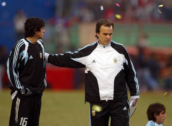 Nationaltrainer Marcelo Bielsa (re.) und Luiz Gonzalez (beide Argentinien) enttäuscht - VERÖFFENTLICHUNGSRECHTE NUR FÜR DEUTSCHE MEDIEN Fußball Länderspiel Herren Copa America 2004, Amerika, Südamerikameisterschaft, Südamerika Meisterschaft, Länderspiel, Vdig Gruppe Lima Enttäuschung,