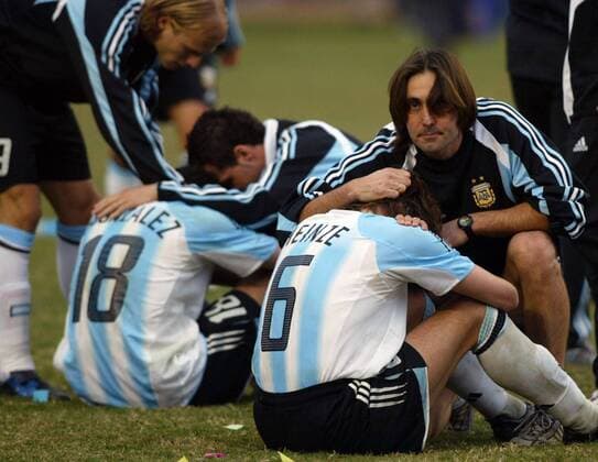 Gabriel Heinze (Argentinien) braucht nach der Finalniederlage Trost- VERÖFFENTLICHUNGSRECHTE NUR FÜR DEUTSCHE MEDIEN Fußball Länderspiel Herren Copa America 2004, Amerika, Südamerikameisterschaft, Südamerika Meisterschaft, Länderspiel, Vdig Gruppe Lima Enttäuschung, Verzweiflung,